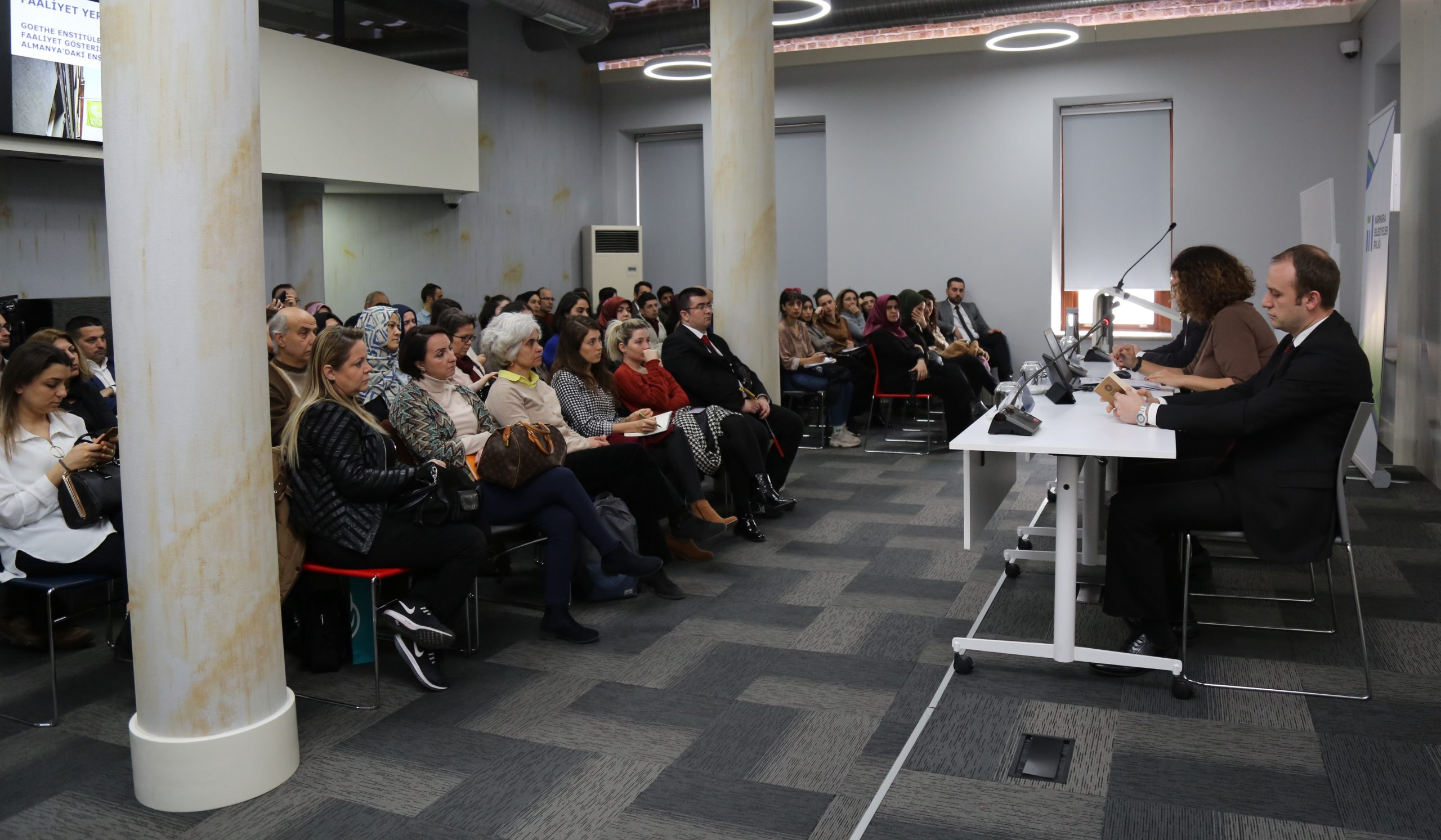 KEBİKEÇ Seminerleri'nde Özel Konu ve Araştırma Kütüphaneleri ile Belediye Kütüphaneleri Konuşuldu}