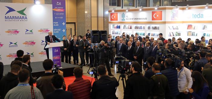 Türkiye'nin İlk Yerel Yönetimler Kitap Fuarı Gerçekleştirildi}